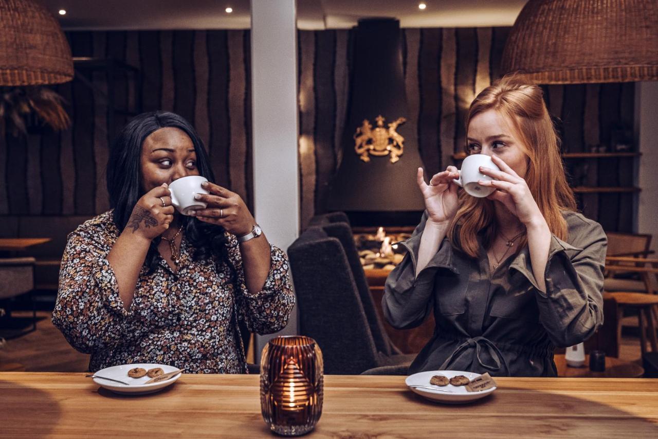 Boutique Hotel Texel De Cocksdorp  Eksteriør bilde Two women drinking coffee
