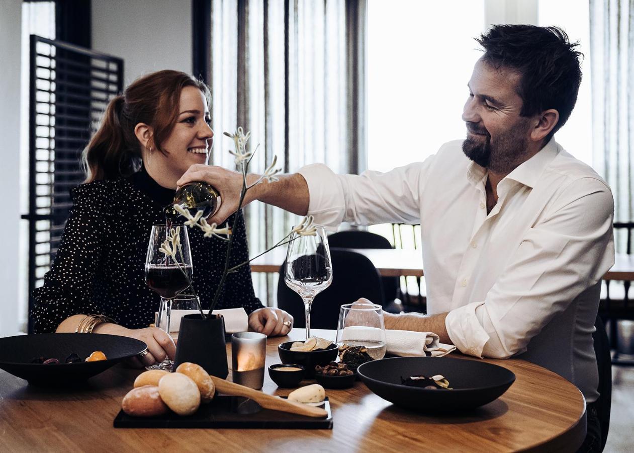 Boutique Hotel Texel De Cocksdorp  Eksteriør bilde A couple dining together