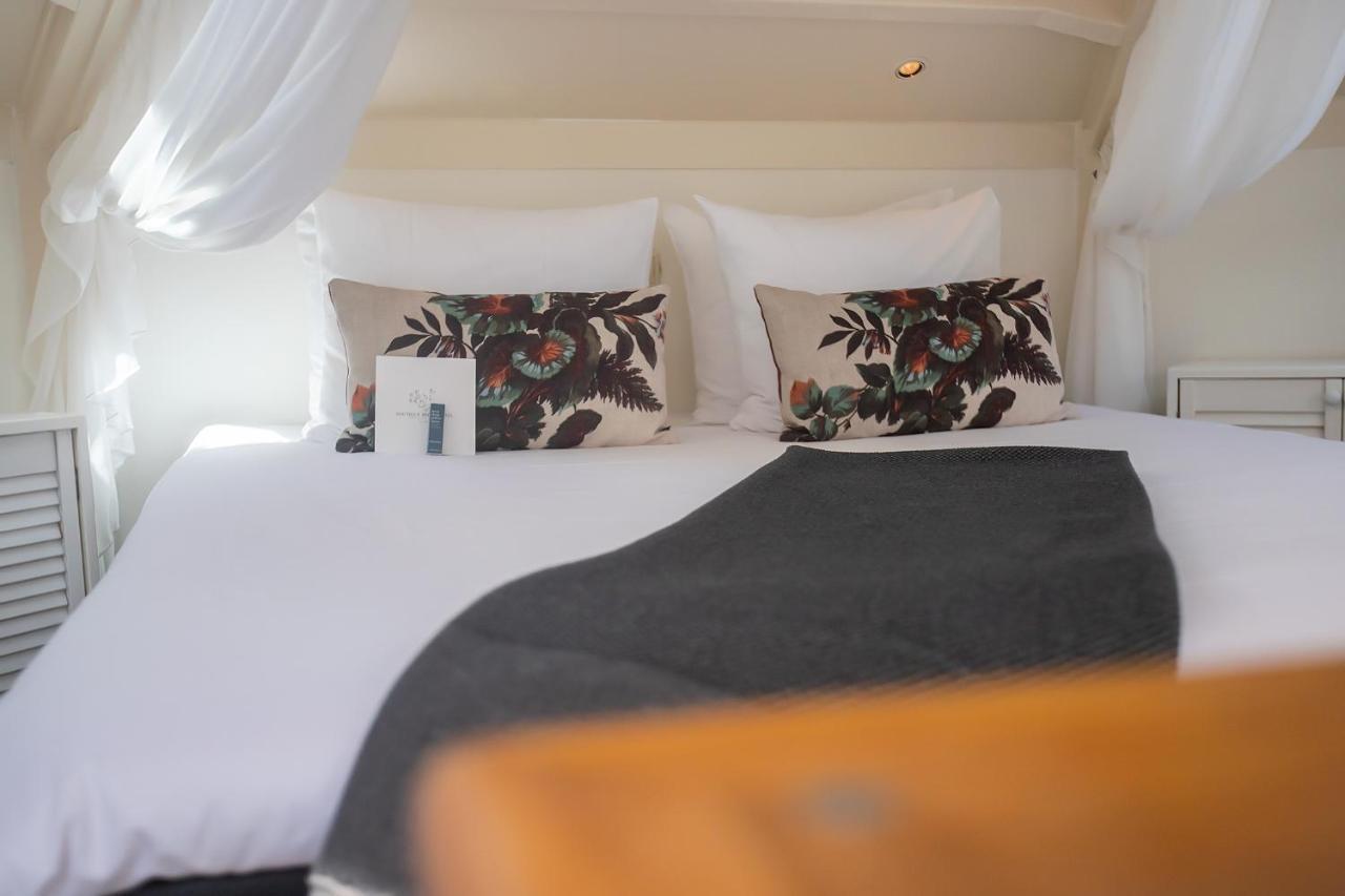 Boutique Hotel Texel De Cocksdorp  Eksteriør bilde A bed with a throw