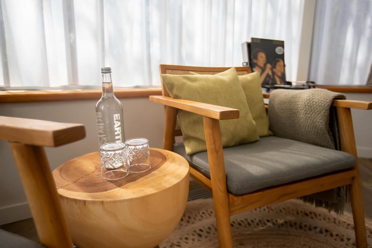 Boutique Hotel Texel De Cocksdorp  Eksteriør bilde A bottle of water in a hotel room