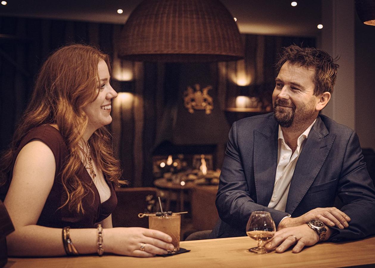 Boutique Hotel Texel De Cocksdorp  Eksteriør bilde A couple drinking together