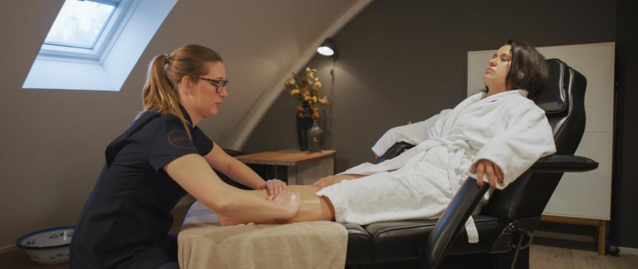 Boutique Hotel Texel De Cocksdorp  Eksteriør bilde A foot massage