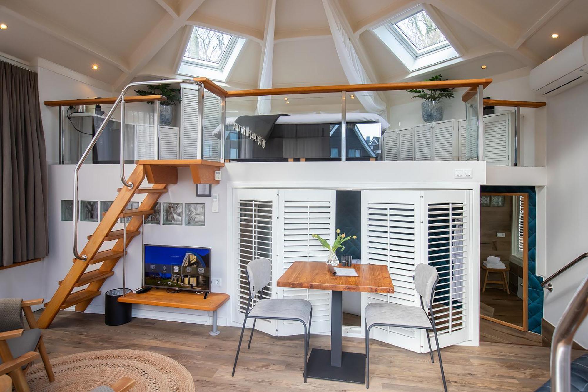 Boutique Hotel Texel De Cocksdorp  Rom bilde A modern duplex apartment in Amsterdam