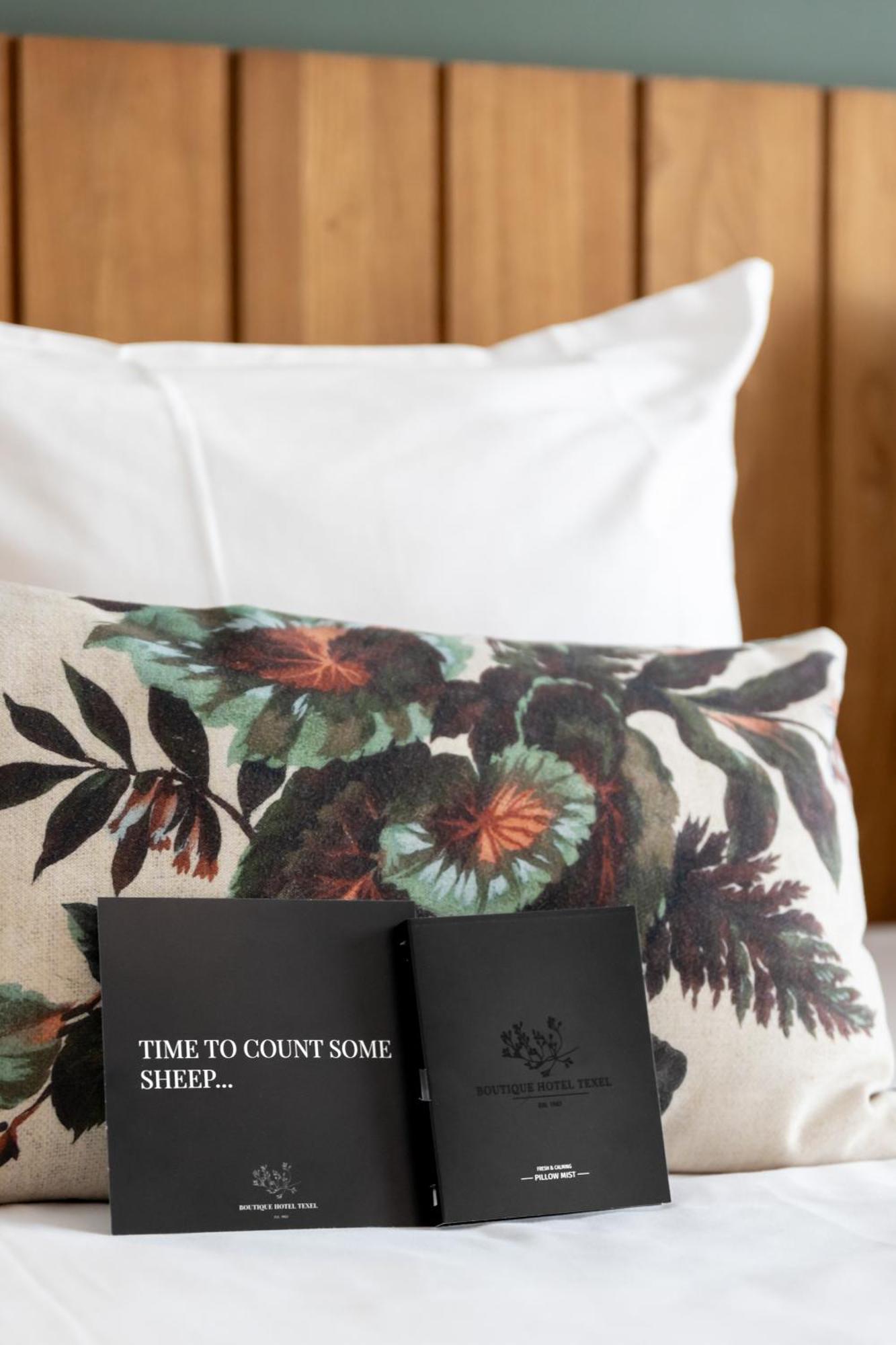 Boutique Hotel Texel De Cocksdorp  Eksteriør bilde A throw pillow