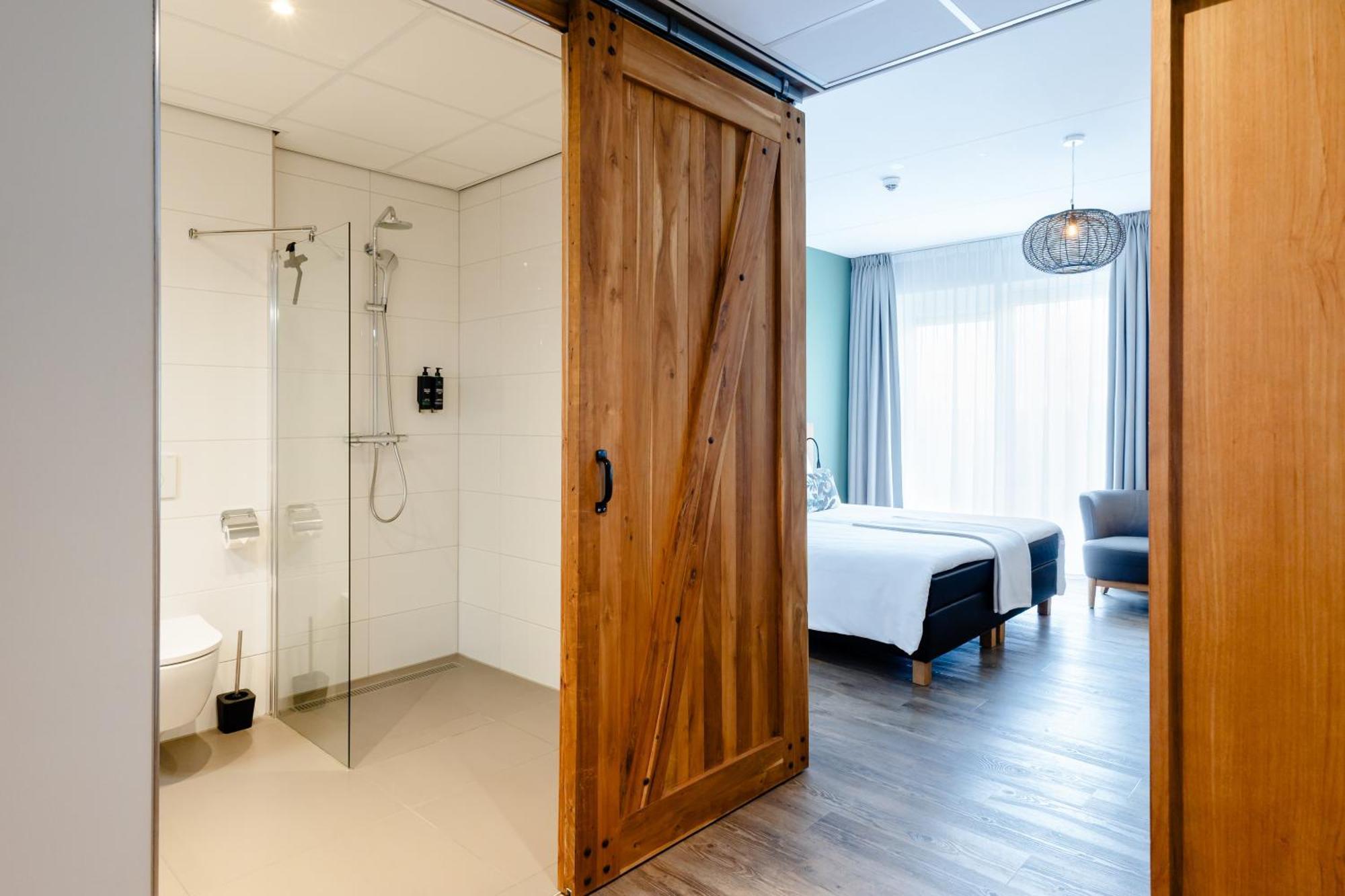 Boutique Hotel Texel De Cocksdorp  Eksteriør bilde A sliding door in a hotel room