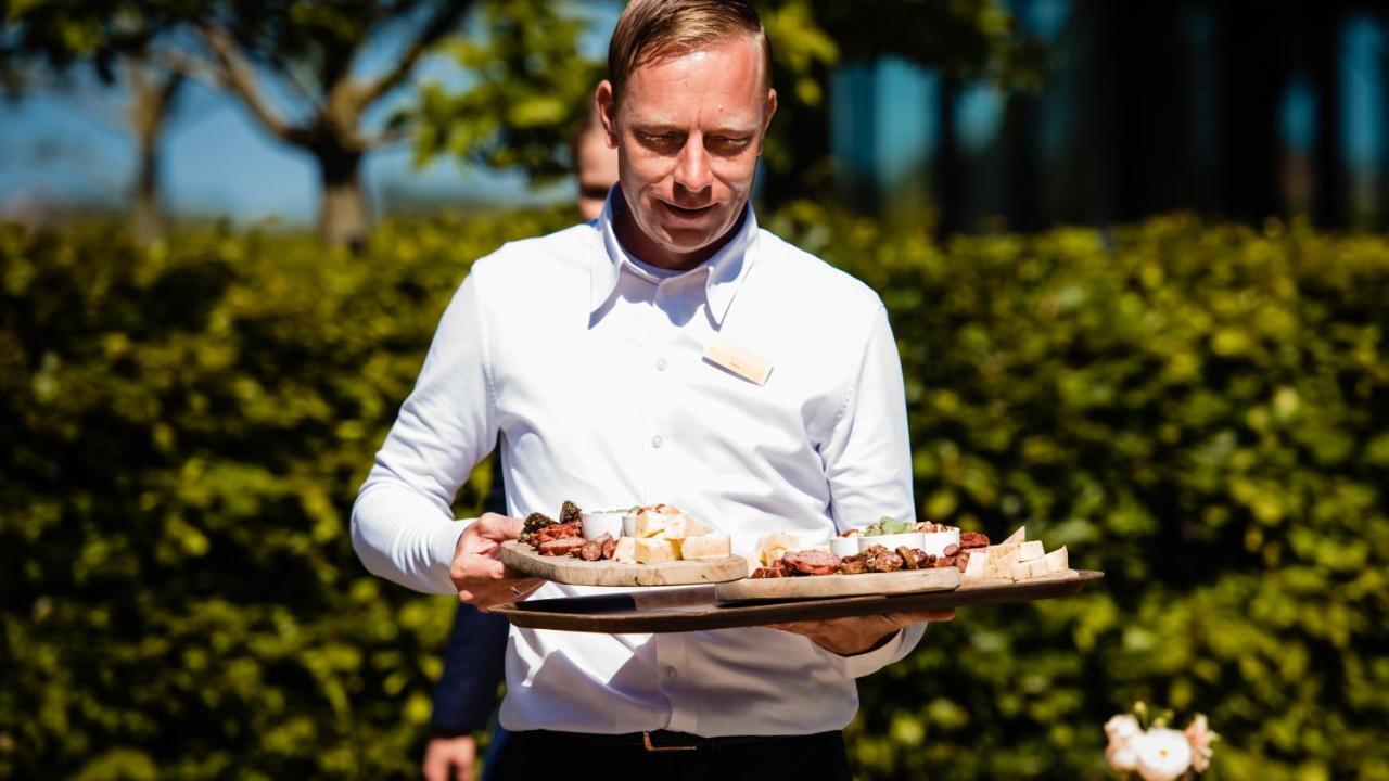 Boutique Hotel Texel De Cocksdorp  Eksteriør bilde A butler in the service